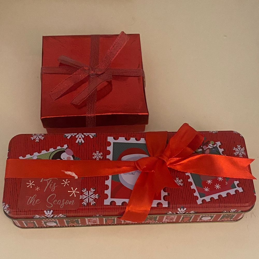 2x Festive Red Gift Boxes (GREAT FOR CHRISTMAS!) 🎄